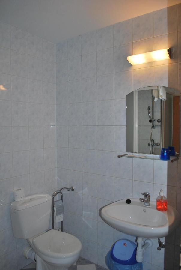 Fonix Hotel Buk Bagian luar foto
