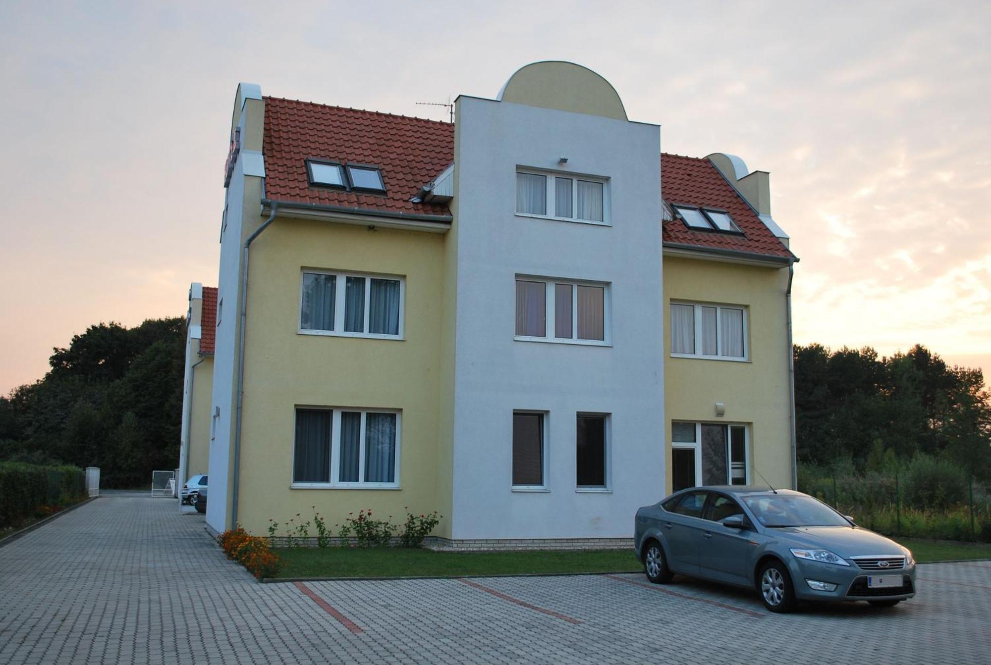 Fonix Hotel Buk Bagian luar foto