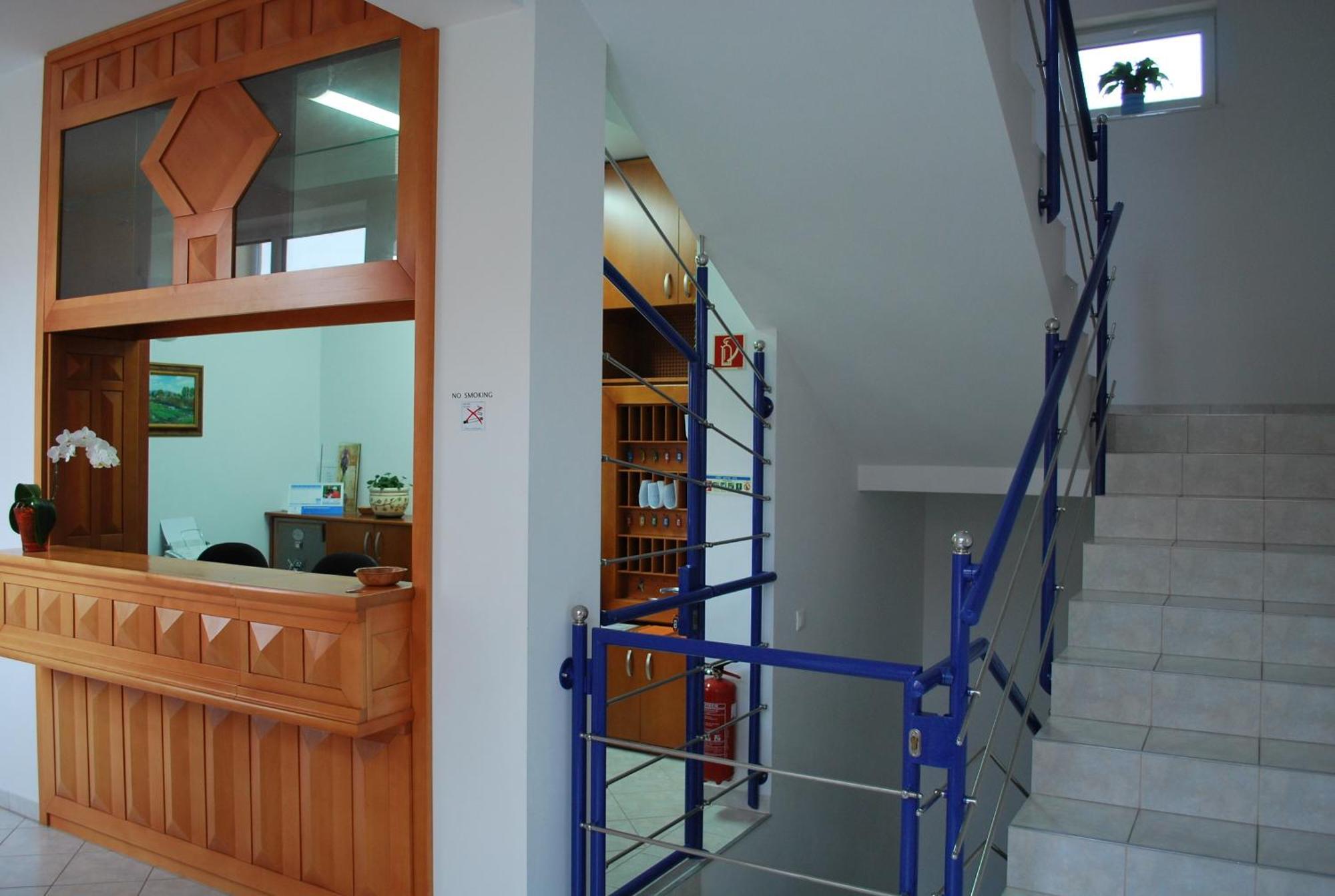 Fonix Hotel Buk Bagian luar foto
